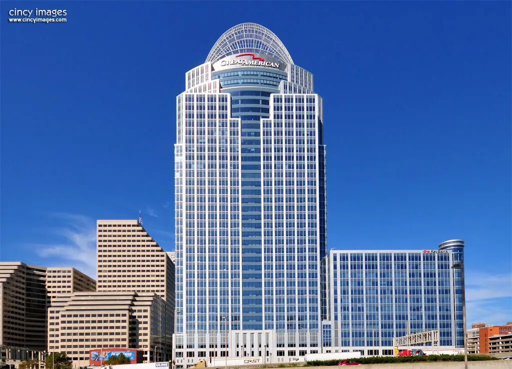 Great American Tower at Queen City Square, downtown Cincinnati skyline, clear blue sky, Ohio